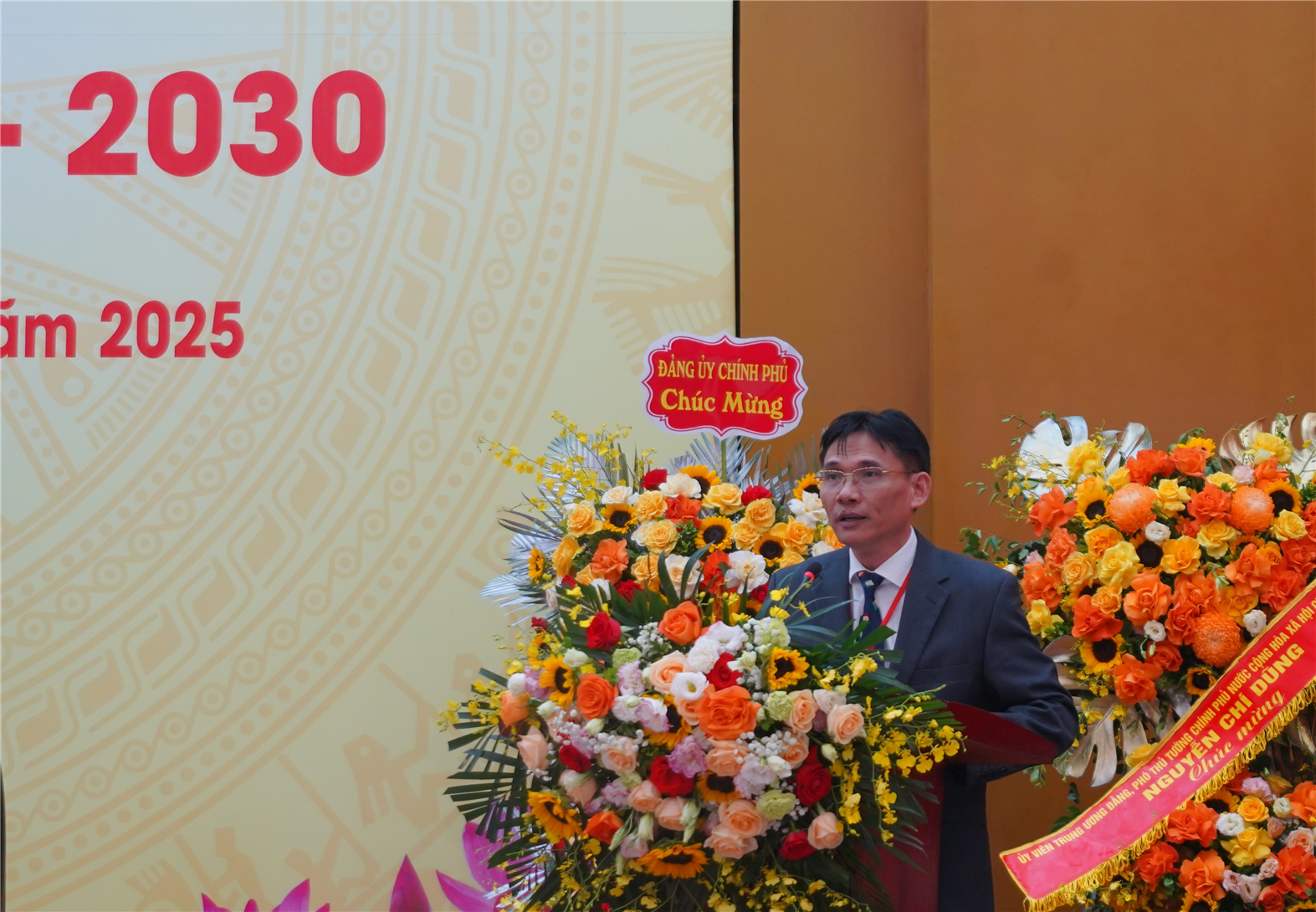 Đồng chí Nguyễn Đức Minh, Ủy viên Ban Thường vụ Đảng ủy, Phó Chủ tịch Viện Hàn  lâm báo cáo kết quả phiên Trù bị tại Đại hội